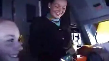 Meisje in prachtige lederen ondergoed regelt een furiouser keihard neuken