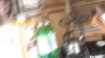 Freed tied omhoog Blondine Carmen Caliente van de sexhardgay kooi en geneukt