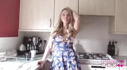 Koketteren tijdens de fotosessie eindigde met paring op de harde trio sex bank