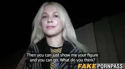 Ondeugend pulcino chick ligt met sexhardtube benen wijd open en doet vuistneuken