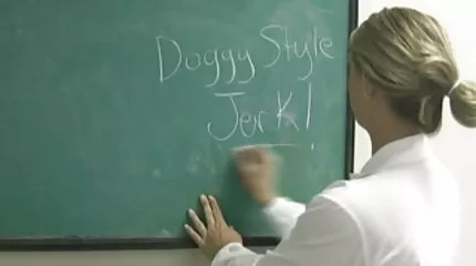 Jonge vrouw in kousen vakkundig pleasuring haar poesje met een vibrator harde sex film