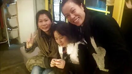 Voet keiharde sex fetish roodharige krijgt ontdoen van kleding en toont benen