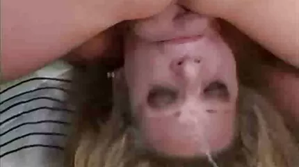 Deadpool geneukt de harige gratis harde sexfilms poesje van een brunette in kousen se se