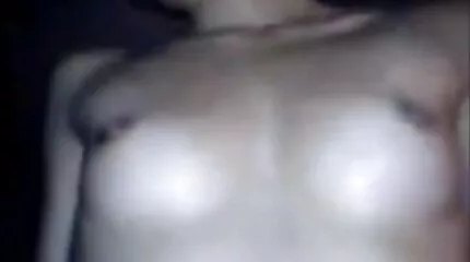 Kale peper geneukt sexhardgay in de kont door een rondborstige brunette in lingerie