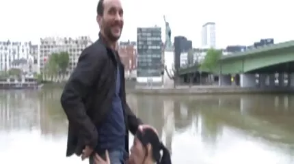 De ebony sleepte de witte hoer naar bed en neukte haar hardes matures com hard