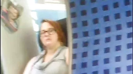 Adembenemend oud meisje hardswxtube geniet van een fallus van een kale man