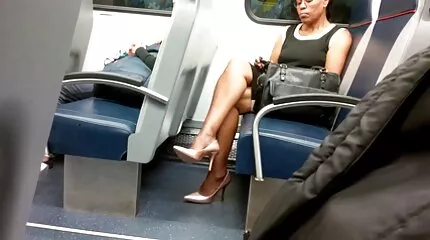 Rondborstige meisjes uit de jaren 90 oefenen tube sex hard lesbische seks in de slaapkamer