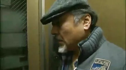 Se bruna brunette masturbates harde sex met oma op de tafel