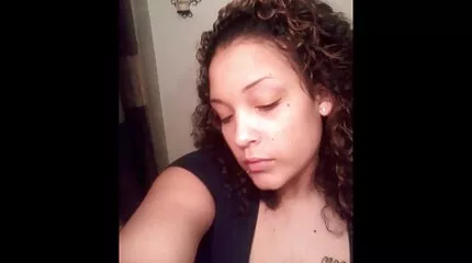 Twee dronken sletten in kousen in een gangbang met een guy op de keihard neuken tafel