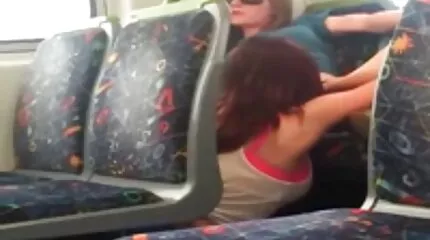 De jonge brunette reikte naar een grote harde anale sex lul en gebruikte dat