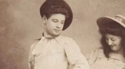 Vet roodharige Baba keihard kont neuken verwoed masturbeert haar vagina in de heet jacuzzi