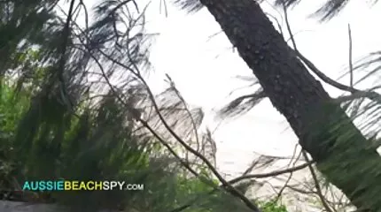 Buomomy volwassen ebony gredily surrenders naar echtgenoot op sofa gratis harde sex