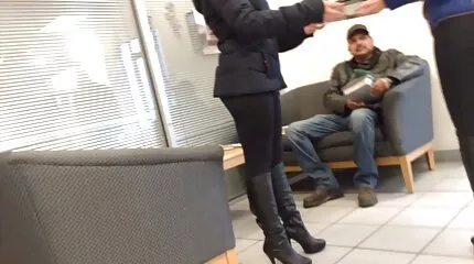 Geile lesbische schoonheidsspecialiste gedwongen harde porno met dieren klant naar likken Kutje