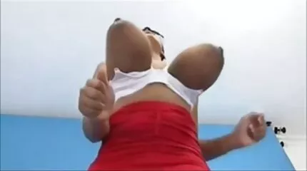 Rondborstige atleet harde sex filmpjes verleid journalist tijdens ranzig interview