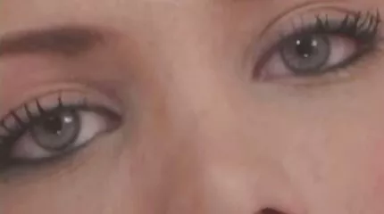 Man hard sex arab handboeide de handen van zijn vrouw en neukte harde stijl op de bank