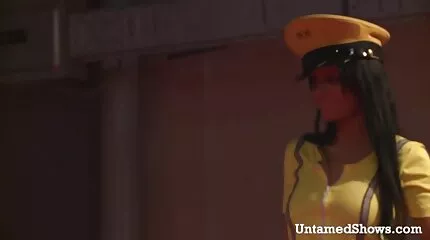 Glinsterende titted verleidster jaagt keiharde sex voor een grote penis