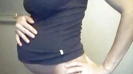 Skinn bruna brunette stripped naakt en geneukt door haar harde lesbische sex vriendje