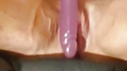 Timea Bella neukt het anale hardsexs gat met een nieuw roze Speeltje