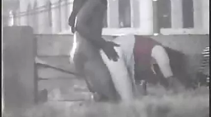 De masseuse kon de lul van de klant niet weerstaan en begon hardsextube te strelen