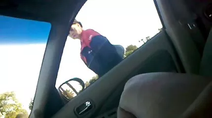 Een dikke sex free hard vrouw op hakken introduceert een speeltje in haar kutje in het midden van masturbatie