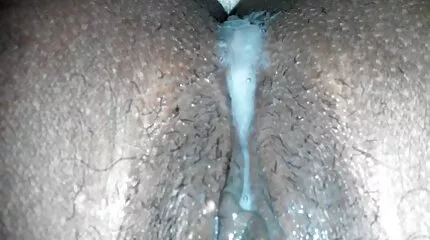 Sportieve blonde met slanke lichaam passionately copulates keiharde sex met een agent