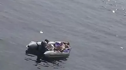 Twee geile blondjes in kousen harde pornofilms willen genieten van de lul van een man