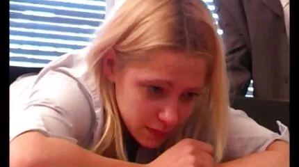 Ze trok een verdorven kitten kostuum aan hard sex arab en begon gretig te neuken