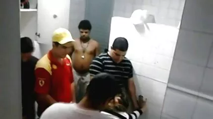 Sportief ebony meisje warms omhoog voor having seks met een hardsextube blank guy