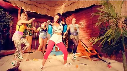 Lust Peloso harige vrouw flashed met kousen en geneukt met harde porn twee fallus