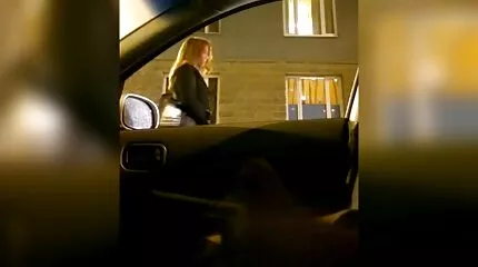 Legg cagna teef bood een zwarte hard style porno man aan voor een prachtige Pijpbeurt