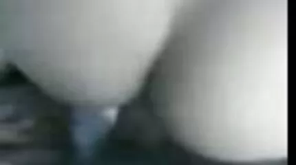 Rondborstige hard sex arab Latina gaf een pijpbeurt in de douche en wordt geneukt in het bed