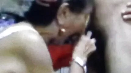 Ze wears een korset met kousen bij Porno casting en sexy harde shines in een Gangbang