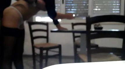 Langbenige donker getinte dame in gang-bang met hardcorde sex een menigte van dudes