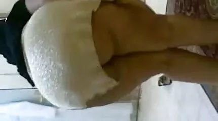 Aziatische keihard neuken vrouw spreidt haar benen voor de lul van haar minnaar