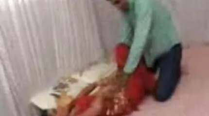 Twee zwarte vrouwen geven interraciale pijpbeurt door een harde tepels porn gat in de muur