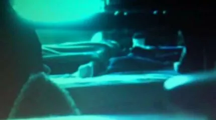 Vies geslacht van twee lesbiennes met een rode hardsextube dildo