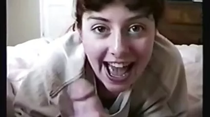 De roodharige dame streelde het kutje van de klant in hardpprn plaats van een pedicure aan te brengen