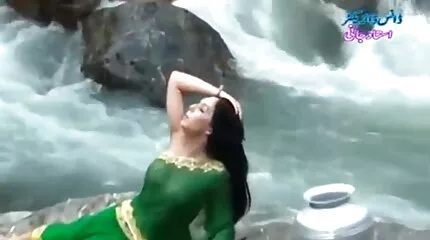 Rondborstig vrouw harde gay porno Kay