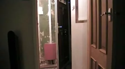 De harde anale sex jonge teef werd opgewonden van het lezen en besloot te masturberen