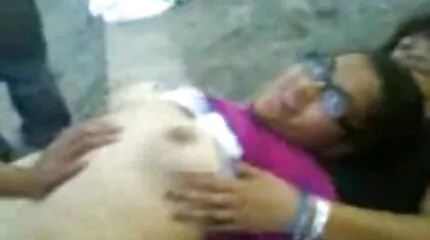 Titted Carl R Rae twists met haar keiharde sex fingers nauw Tepels