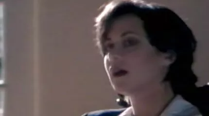 Roodharige meisje doen sport warm-up naakt sex hentai hard in de tuin