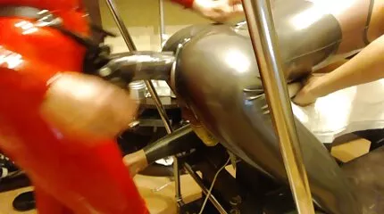 Jong meisje beweegt erotisch extreme harde sex terwijl uitkleden op cam