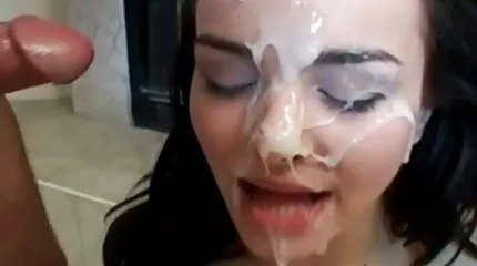 Poolside rondborstige brunette Mia Khalifa hardsexs geneukt door een jock