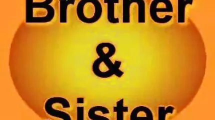 Gespierde mannelijke liederlijk neukt fragiele meisje hardsexs coochie met tatoeage op kont