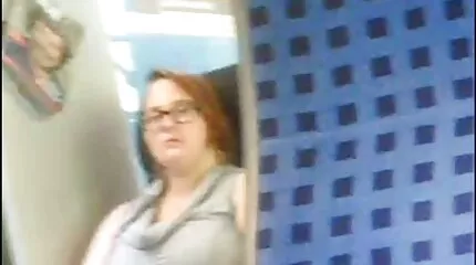 Dochter videosexhard in bril ontkleedt en neukt waanzinnig met Vader