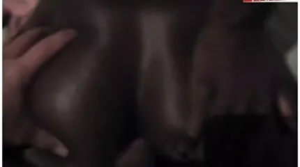 In bed harde trio sex blondine met scarlet lips zoog een grote lul en geneukt