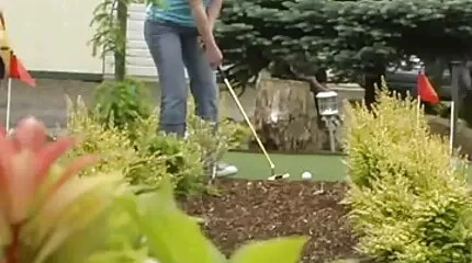 Geile slet in lingerie met kousen zuigt fallus en harde porno met dieren krijgt sperma