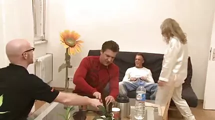 Libidinous big-titted hard sex arab meisje wordt gewelddadig geneukt door een menigte van zwarten