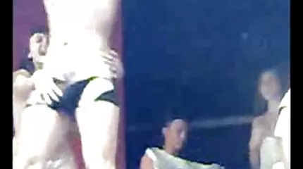 Ik ontmoette het meisje na het Instituut en video hentai hardcore regelde een gangbang met haar