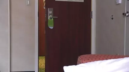 Schattige brunette regelt een buiten neuken met de super harde sex baas van de bandieten